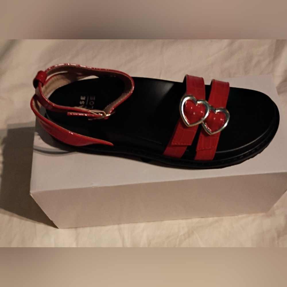 NWT Chase & Chloe Red Elaxi Flatform Women's Sandals- Size 8